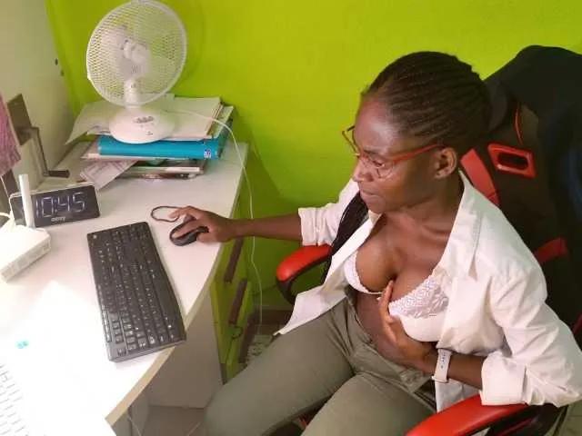 Lolaciao23 on BongaCams 
