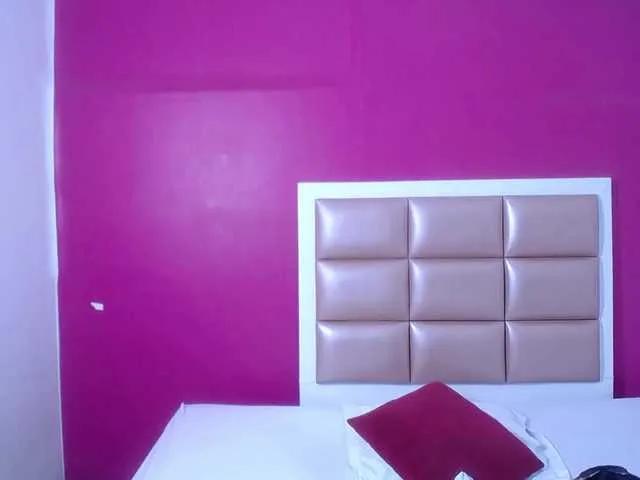 tiny-sarah1 on BongaCams