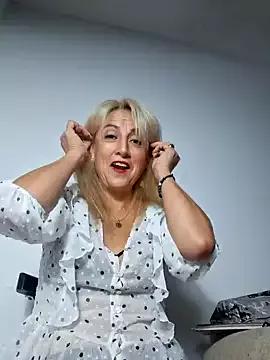 almaluna7 on StripChat 