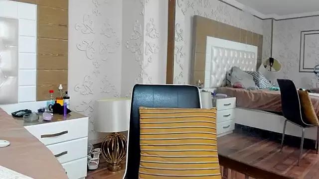 TaraaHot on StripChat 