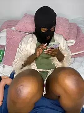 wellbuiltDiosa on StripChat 
